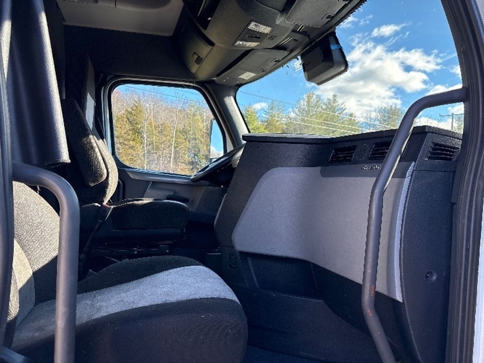 Sleeper Tractor-Heavy Duty Tractors-Freightliner-2021-T12664ST-Coxsackie-NY-595,206\n\t\tmiles-$ 54,000 - Image 9