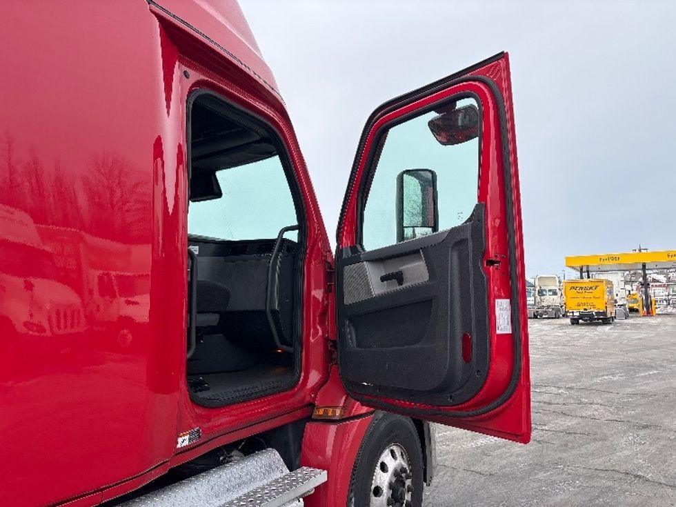 Sleeper Tractor-Heavy Duty Tractors-Freightliner-2021-T12664ST-Cranbury-NJ-358,919\n\t\tmiles-$ 69,500 - Image 11