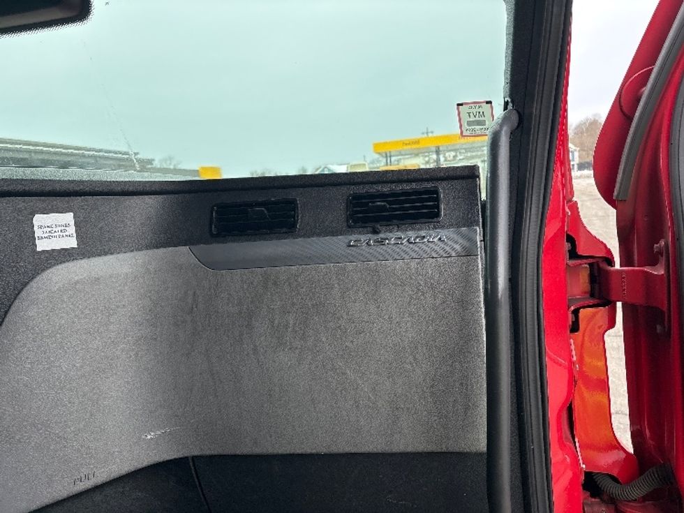 Sleeper Tractor-Heavy Duty Tractors-Freightliner-2021-T12664ST-Cranbury-NJ-358,919\n\t\tmiles-$ 69,500 - Image 12