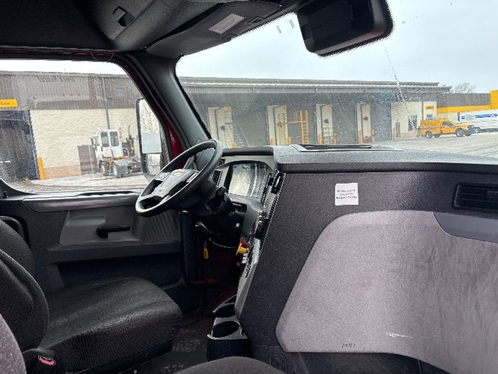 Sleeper Tractor-Heavy Duty Tractors-Freightliner-2021-T12664ST-Cranbury-NJ-358,919\n\t\tmiles-$ 69,500 - Image 13