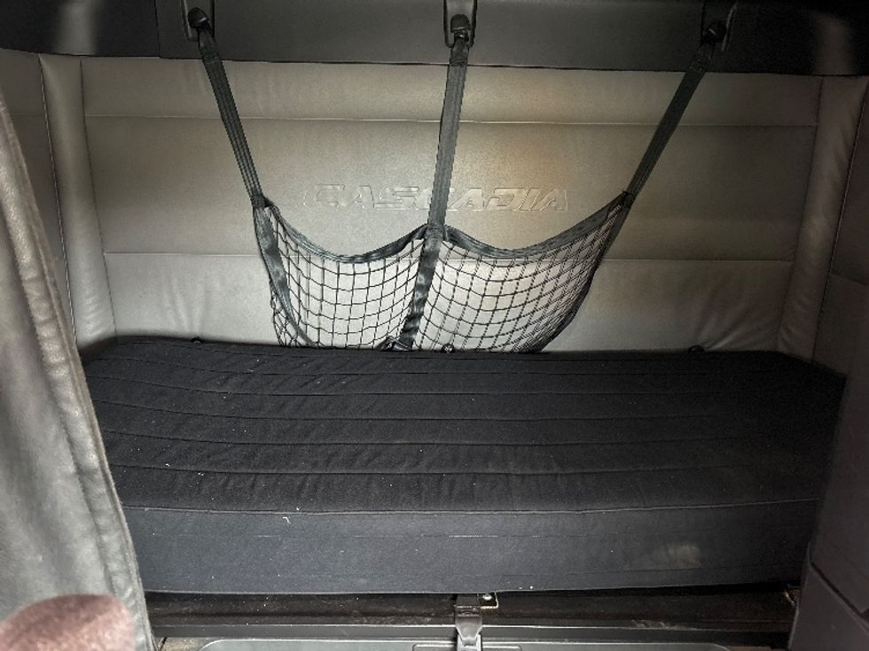 Sleeper Tractor-Heavy Duty Tractors-Freightliner-2021-T12664ST-Cranbury-NJ-358,919\n\t\tmiles-$ 69,500 - Image 14