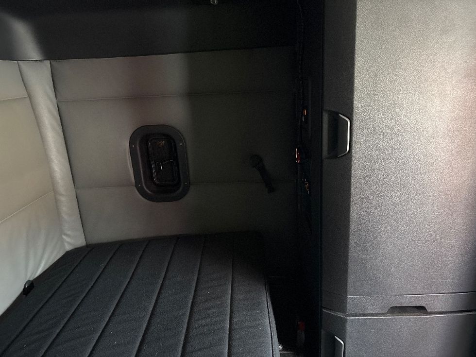 Sleeper Tractor-Heavy Duty Tractors-Freightliner-2021-T12664ST-Cranbury-NJ-358,919\n\t\tmiles-$ 69,500 - Image 16