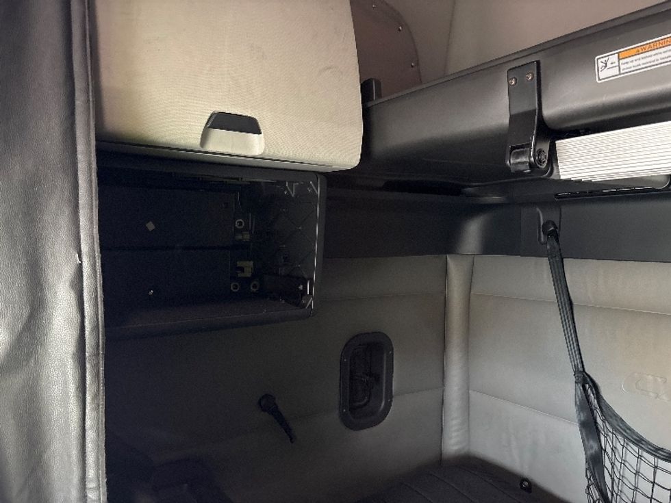 Sleeper Tractor-Heavy Duty Tractors-Freightliner-2021-T12664ST-Cranbury-NJ-358,919\n\t\tmiles-$ 69,500 - Image 17