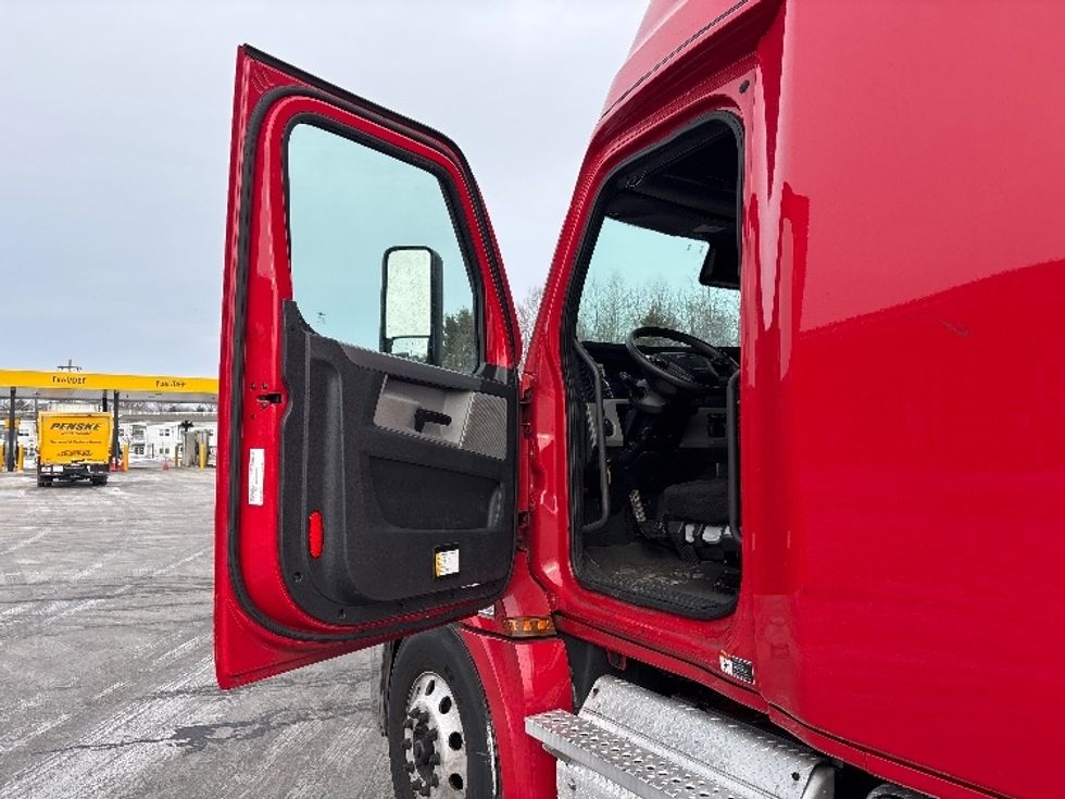 Sleeper Tractor-Heavy Duty Tractors-Freightliner-2021-T12664ST-Cranbury-NJ-358,919\n\t\tmiles-$ 69,500 - Image 9