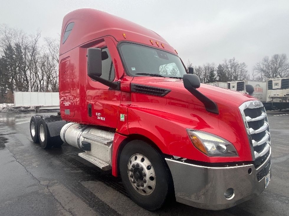 Sleeper Tractor-Heavy Duty Tractors-Freightliner-2021-T12664ST-Cranbury-NJ-417,514\n\t\tmiles-$ 66,000 - Image 1