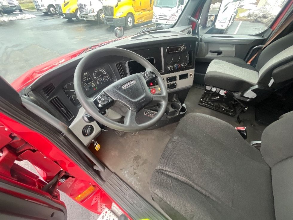 Sleeper Tractor-Heavy Duty Tractors-Freightliner-2021-T12664ST-Cranbury-NJ-417,514\n\t\tmiles-$ 66,000 - Image 10
