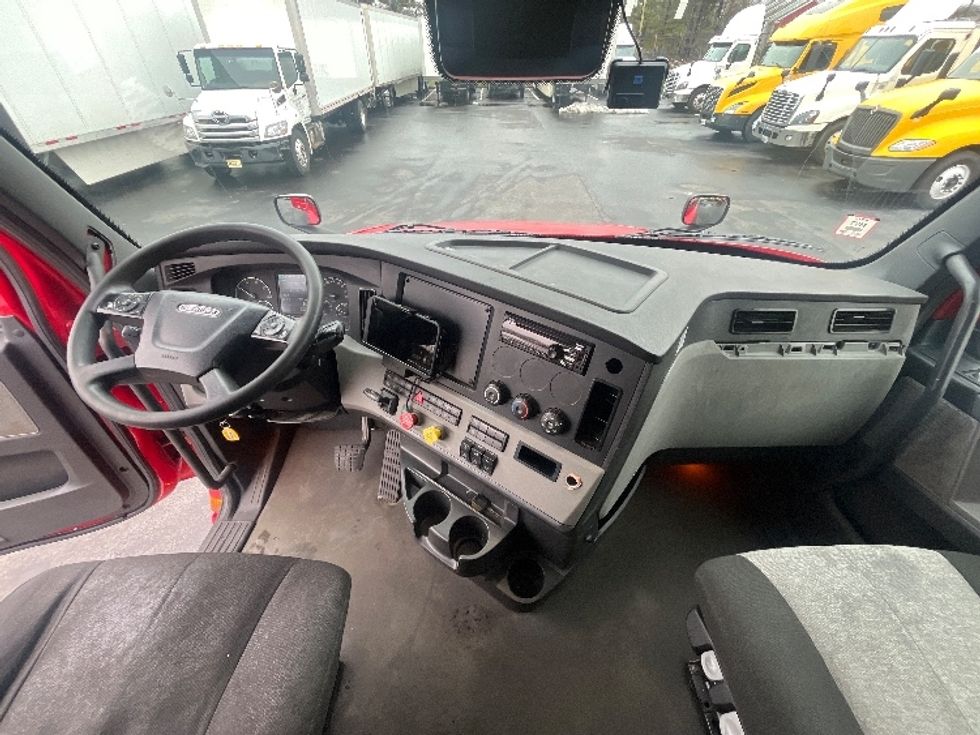 Sleeper Tractor-Heavy Duty Tractors-Freightliner-2021-T12664ST-Cranbury-NJ-417,514\n\t\tmiles-$ 66,000 - Image 12