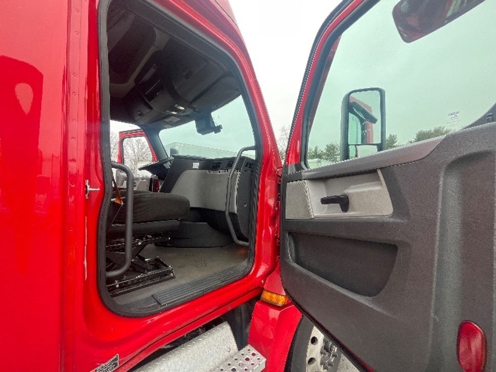 Sleeper Tractor-Heavy Duty Tractors-Freightliner-2021-T12664ST-Cranbury-NJ-417,514\n\t\tmiles-$ 66,000 - Image 13