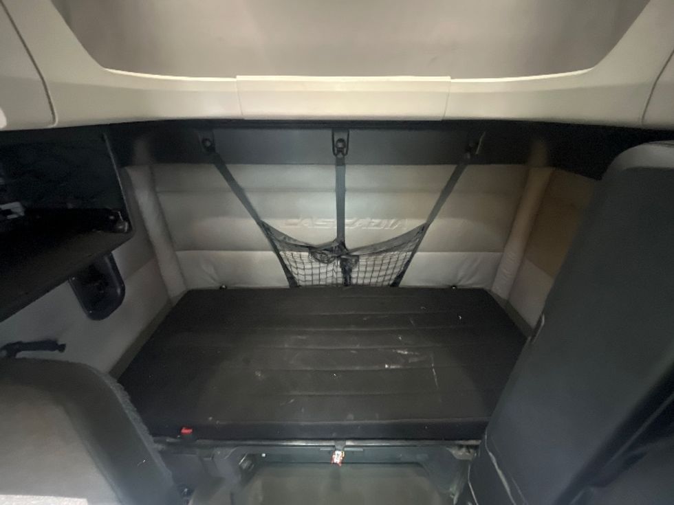 Sleeper Tractor-Heavy Duty Tractors-Freightliner-2021-T12664ST-Cranbury-NJ-417,514\n\t\tmiles-$ 66,000 - Image 16