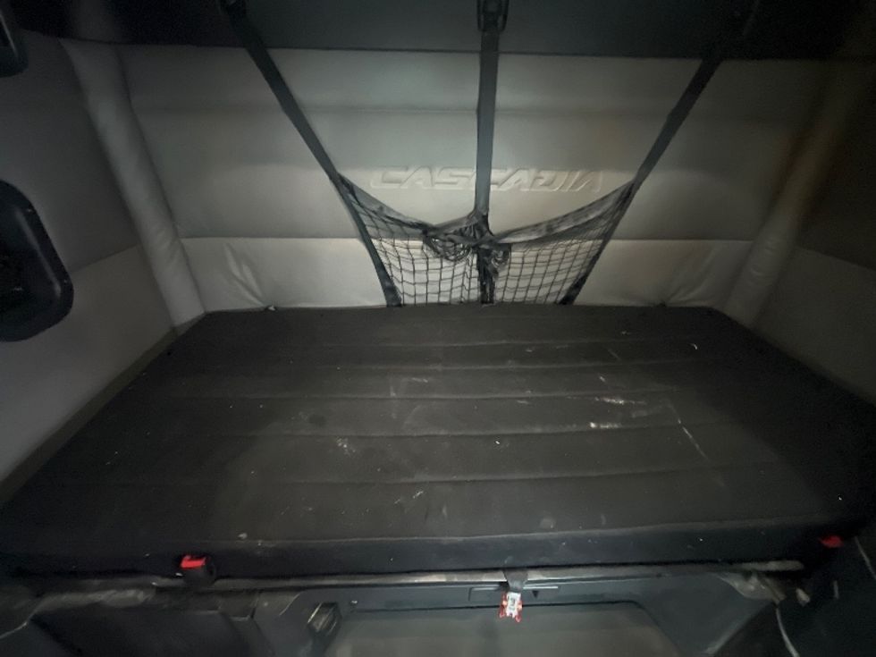 Sleeper Tractor-Heavy Duty Tractors-Freightliner-2021-T12664ST-Cranbury-NJ-417,514\n\t\tmiles-$ 66,000 - Image 17