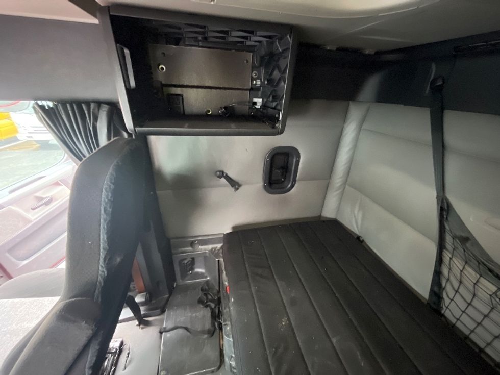 Sleeper Tractor-Heavy Duty Tractors-Freightliner-2021-T12664ST-Cranbury-NJ-417,514\n\t\tmiles-$ 66,000 - Image 19