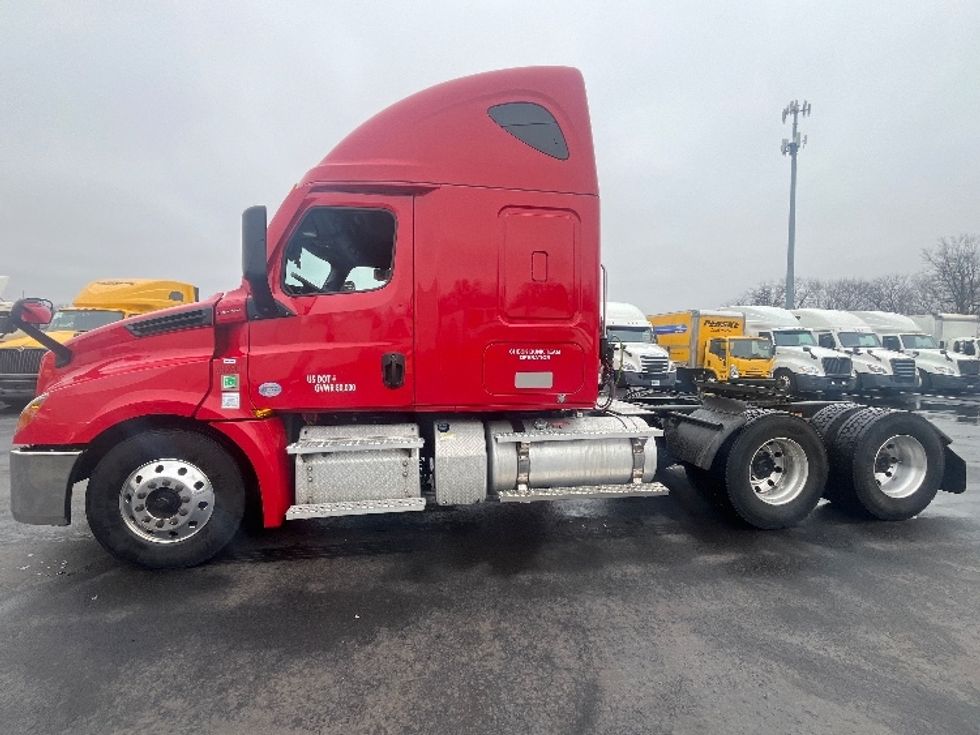 Sleeper Tractor-Heavy Duty Tractors-Freightliner-2021-T12664ST-Cranbury-NJ-417,514\n\t\tmiles-$ 66,000 - Image 4