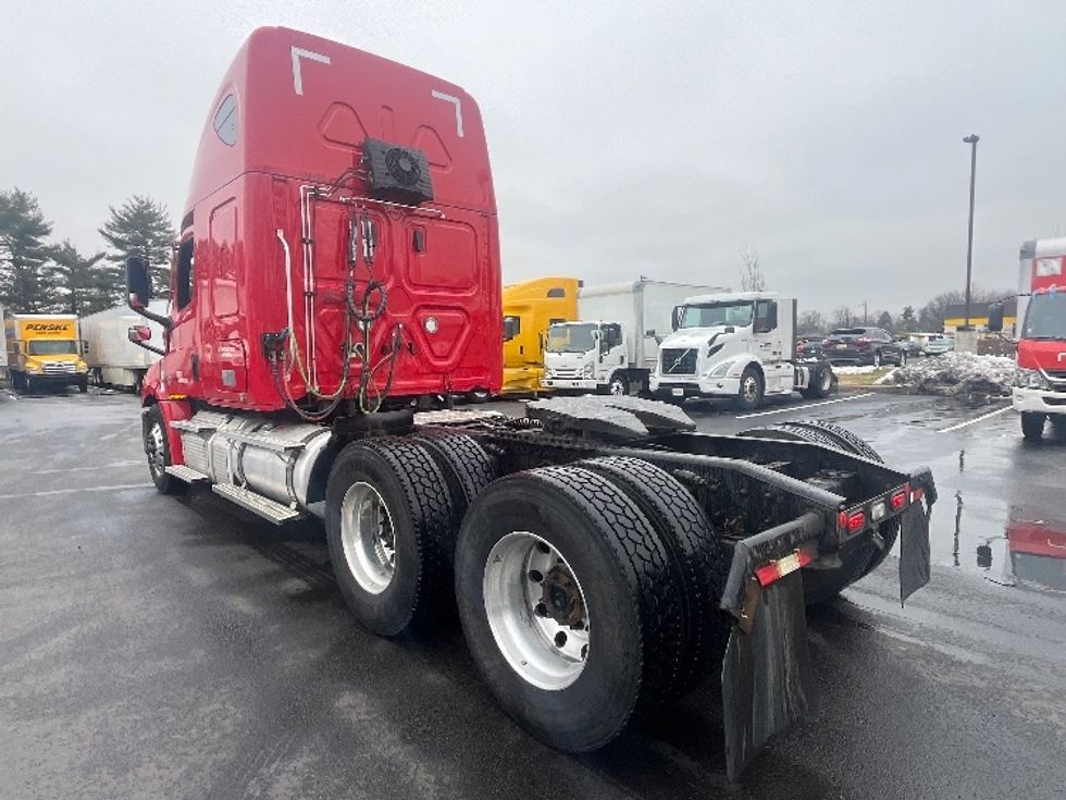 Sleeper Tractor-Heavy Duty Tractors-Freightliner-2021-T12664ST-Cranbury-NJ-417,514\n\t\tmiles-$ 66,000 - Image 5
