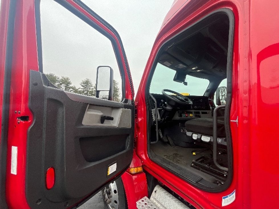 Sleeper Tractor-Heavy Duty Tractors-Freightliner-2021-T12664ST-Cranbury-NJ-417,514\n\t\tmiles-$ 66,000 - Image 9