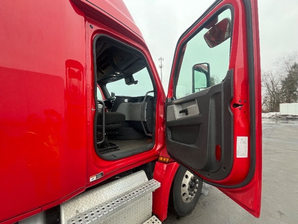 Sleeper Tractor-Heavy Duty Tractors-Freightliner-2021-T12664ST-Cranbury-NJ-460,334\n\t\tmiles-$ 62,750 - Image 12