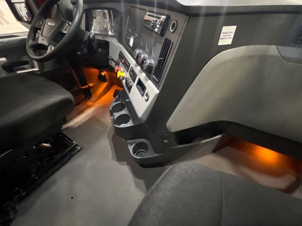 Sleeper Tractor-Heavy Duty Tractors-Freightliner-2021-T12664ST-Cranbury-NJ-460,334\n\t\tmiles-$ 62,750 - Image 14