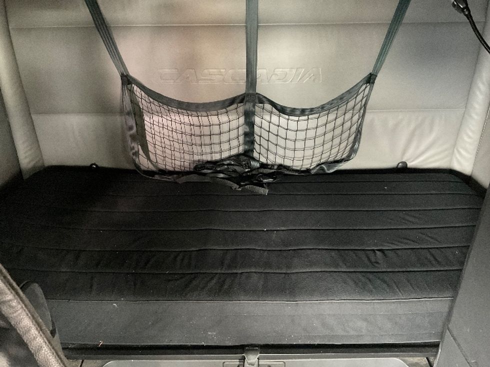 Sleeper Tractor-Heavy Duty Tractors-Freightliner-2021-T12664ST-Cranbury-NJ-460,334\n\t\tmiles-$ 62,750 - Image 16