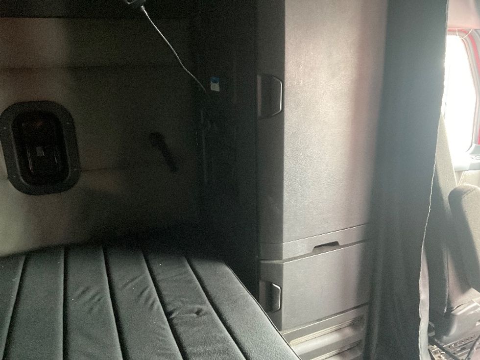 Sleeper Tractor-Heavy Duty Tractors-Freightliner-2021-T12664ST-Cranbury-NJ-460,334\n\t\tmiles-$ 62,750 - Image 17