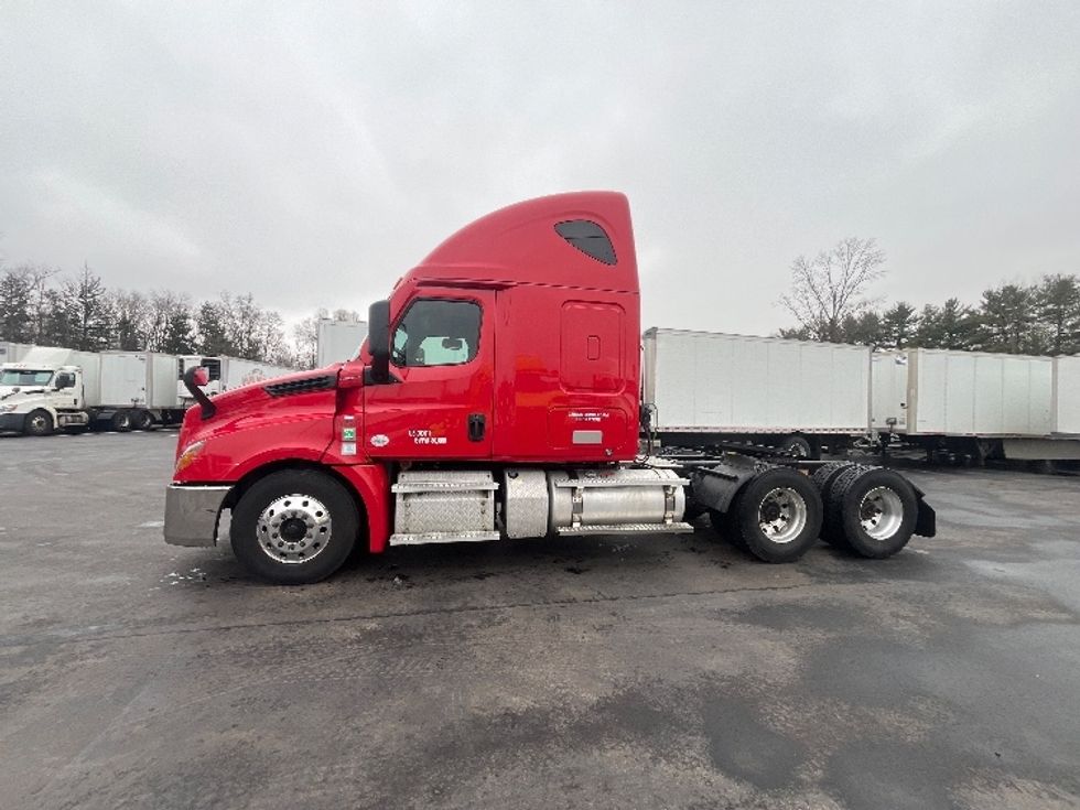 Sleeper Tractor-Heavy Duty Tractors-Freightliner-2021-T12664ST-Cranbury-NJ-460,334\n\t\tmiles-$ 62,750 - Image 4