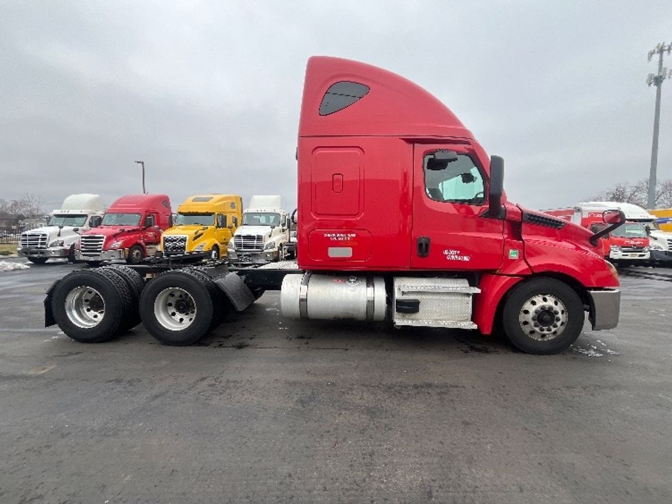 Sleeper Tractor-Heavy Duty Tractors-Freightliner-2021-T12664ST-Cranbury-NJ-460,334\n\t\tmiles-$ 62,750 - Image 8