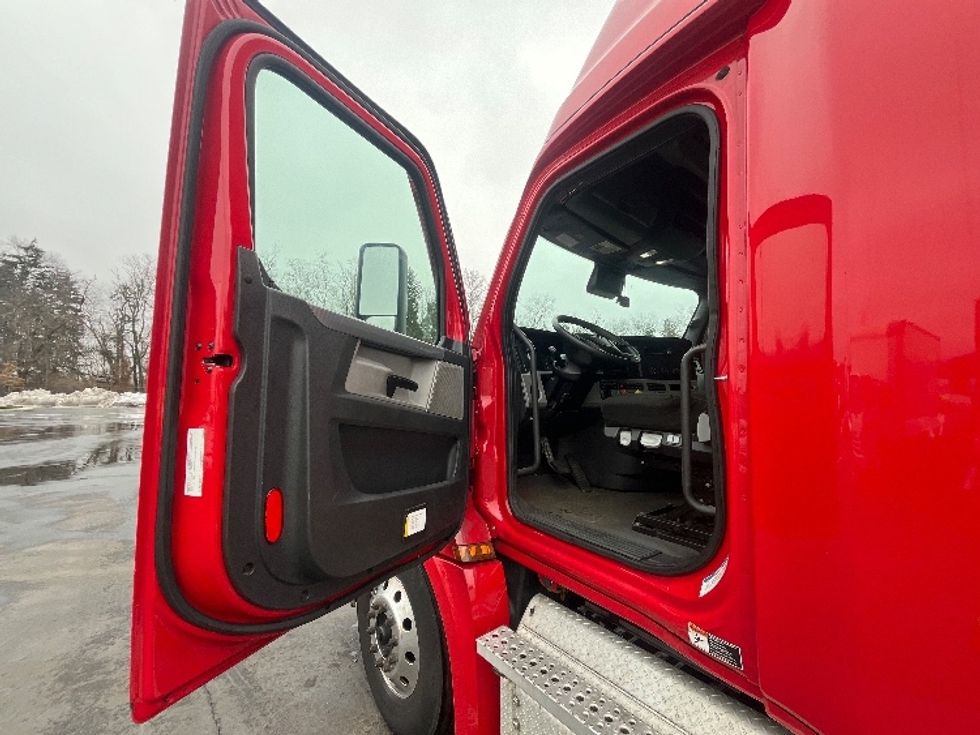 Sleeper Tractor-Heavy Duty Tractors-Freightliner-2021-T12664ST-Cranbury-NJ-460,334\n\t\tmiles-$ 62,750 - Image 9