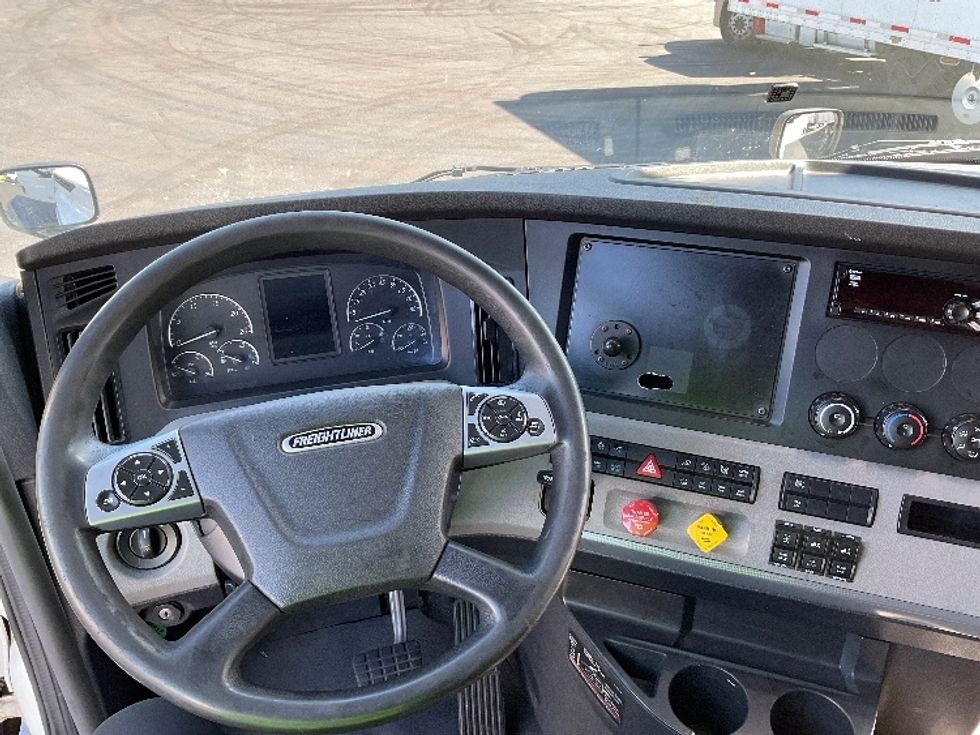 Sleeper Tractor-Heavy Duty Tractors-Freightliner-2021-T12664ST-Cranbury-NJ-489,125\n\t\tmiles-$ 59,000 - Image 11