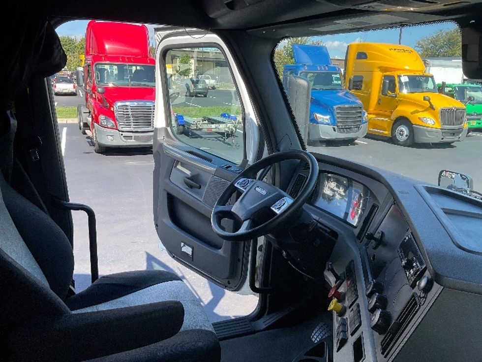 Sleeper Tractor-Heavy Duty Tractors-Freightliner-2021-T12664ST-Cranbury-NJ-489,125\n\t\tmiles-$ 59,000 - Image 15