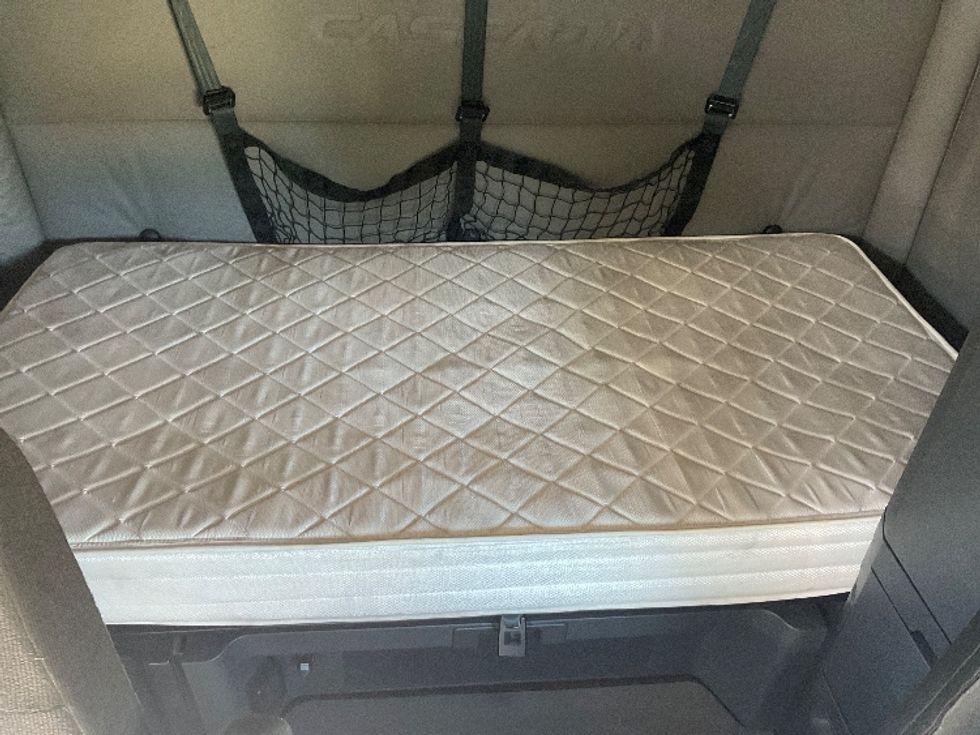 Sleeper Tractor-Heavy Duty Tractors-Freightliner-2021-T12664ST-Cranbury-NJ-489,125\n\t\tmiles-$ 59,000 - Image 17