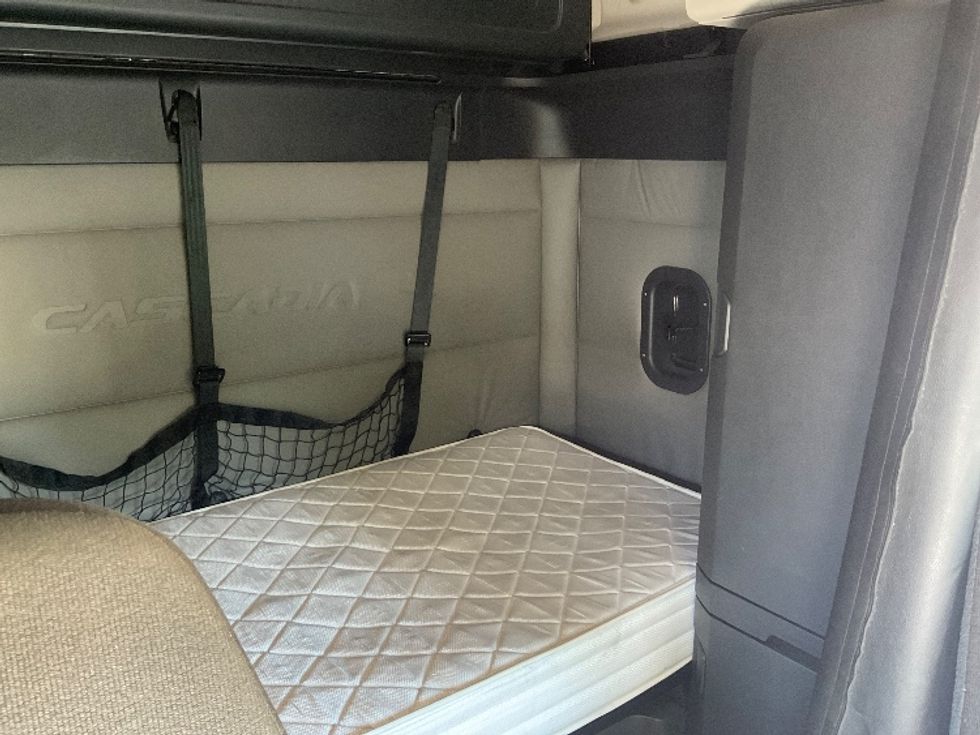 Sleeper Tractor-Heavy Duty Tractors-Freightliner-2021-T12664ST-Cranbury-NJ-489,125\n\t\tmiles-$ 59,000 - Image 18