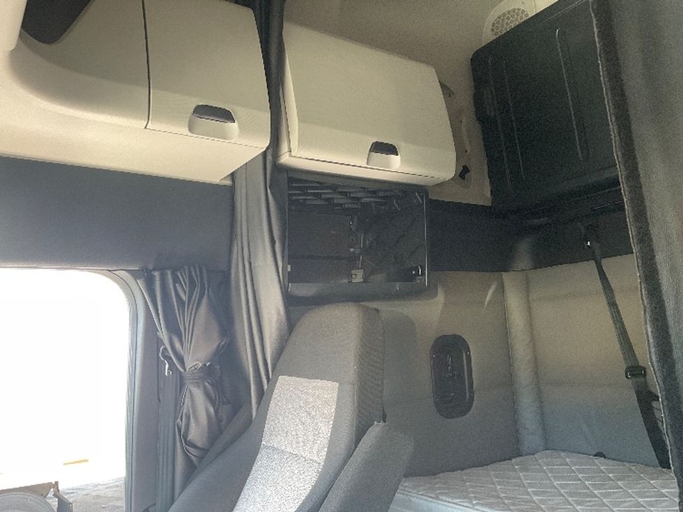 Sleeper Tractor-Heavy Duty Tractors-Freightliner-2021-T12664ST-Cranbury-NJ-489,125\n\t\tmiles-$ 59,000 - Image 19