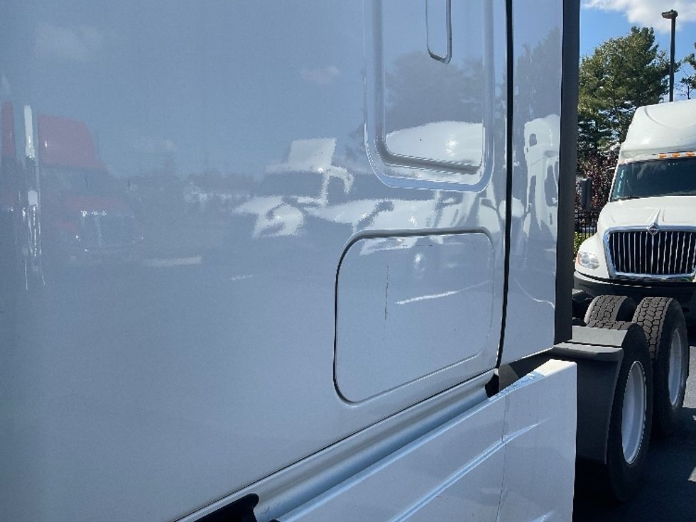 Sleeper Tractor-Heavy Duty Tractors-Freightliner-2021-T12664ST-Cranbury-NJ-489,125\n\t\tmiles-$ 59,000 - Image 23