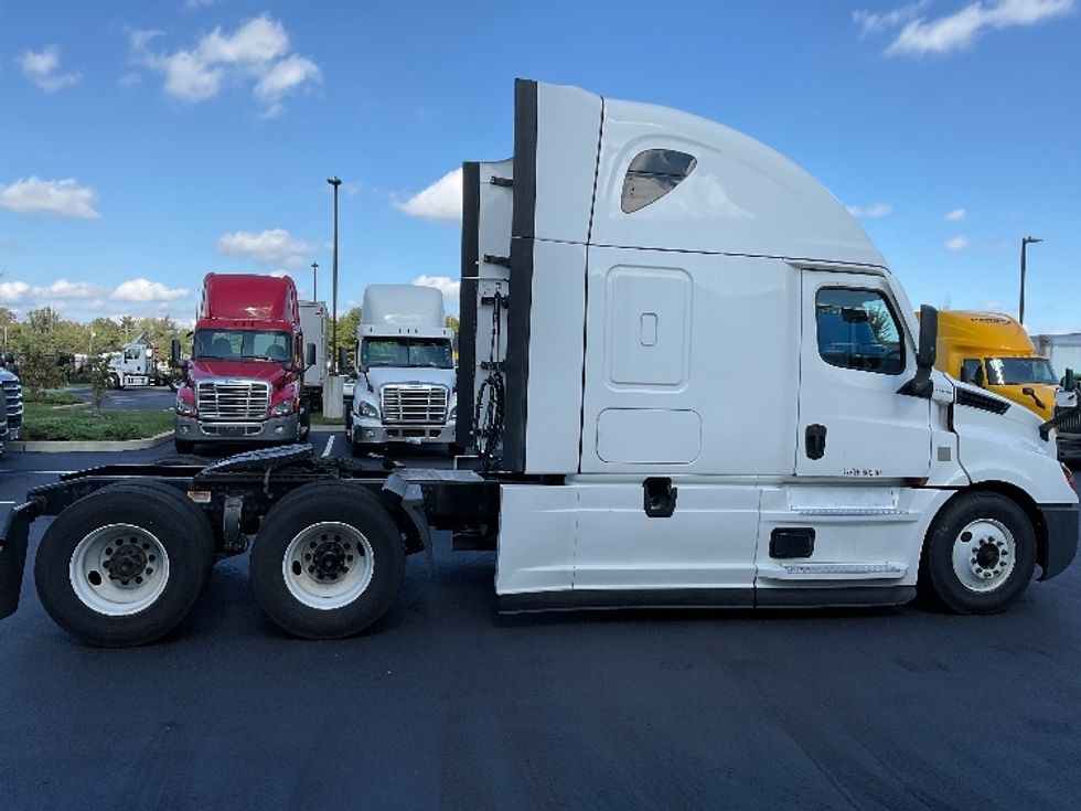Sleeper Tractor-Heavy Duty Tractors-Freightliner-2021-T12664ST-Cranbury-NJ-489,125\n\t\tmiles-$ 59,000 - Image 8