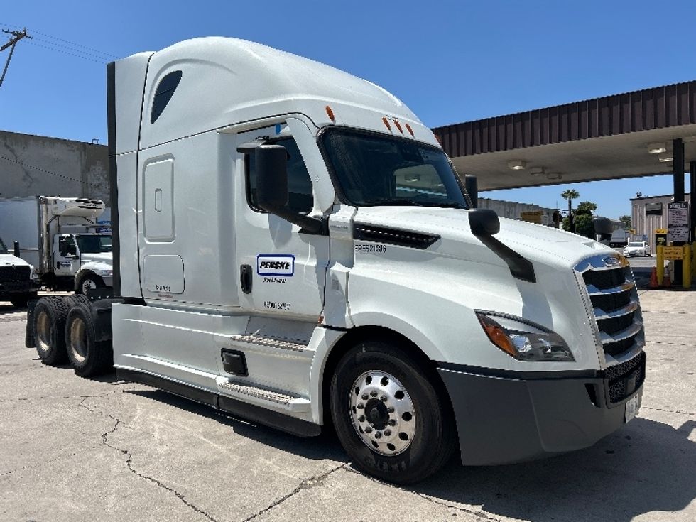 Sleeper Tractor-Heavy Duty Tractors-Freightliner-2021-T12664ST-Dallas-TX-452,282\n\t\tmiles-$ 75,750 - Image 1