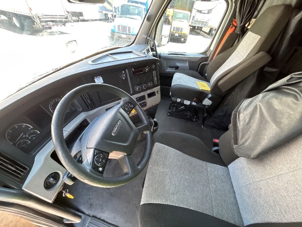 Sleeper Tractor-Heavy Duty Tractors-Freightliner-2021-T12664ST-Dallas-TX-452,282\n\t\tmiles-$ 75,750 - Image 10
