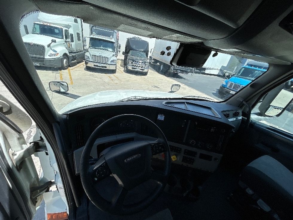 Sleeper Tractor-Heavy Duty Tractors-Freightliner-2021-T12664ST-Dallas-TX-452,282\n\t\tmiles-$ 75,750 - Image 11