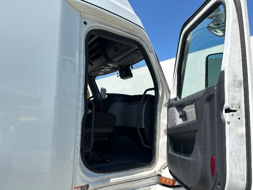 Sleeper Tractor-Heavy Duty Tractors-Freightliner-2021-T12664ST-Dallas-TX-452,282\n\t\tmiles-$ 75,750 - Image 13