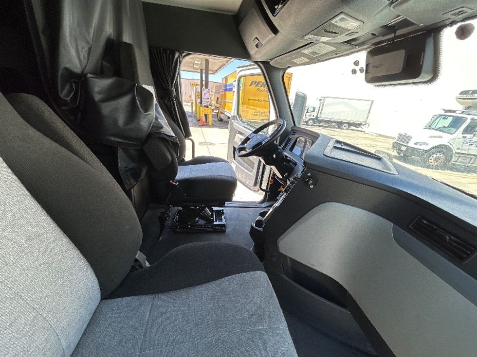 Sleeper Tractor-Heavy Duty Tractors-Freightliner-2021-T12664ST-Dallas-TX-452,282\n\t\tmiles-$ 75,750 - Image 15