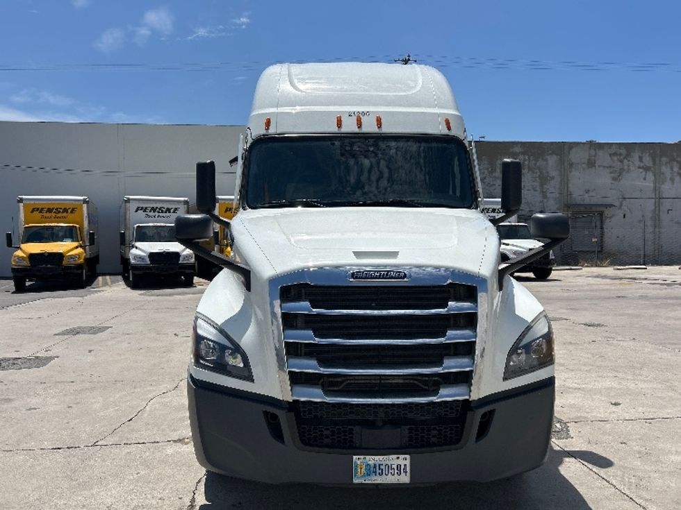 Sleeper Tractor-Heavy Duty Tractors-Freightliner-2021-T12664ST-Dallas-TX-452,282\n\t\tmiles-$ 75,750 - Image 2