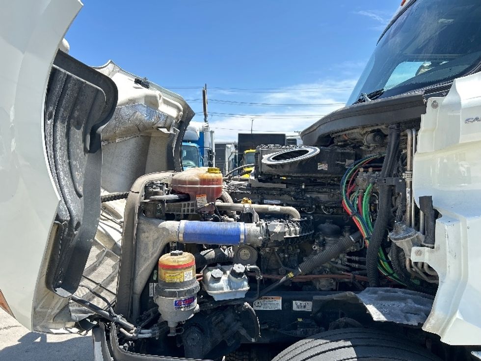 Sleeper Tractor-Heavy Duty Tractors-Freightliner-2021-T12664ST-Dallas-TX-452,282\n\t\tmiles-$ 75,750 - Image 21