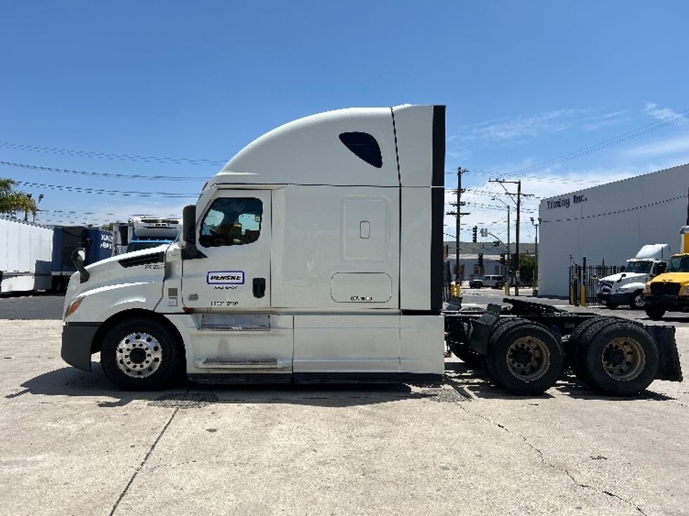 Sleeper Tractor-Heavy Duty Tractors-Freightliner-2021-T12664ST-Dallas-TX-452,282\n\t\tmiles-$ 75,750 - Image 4