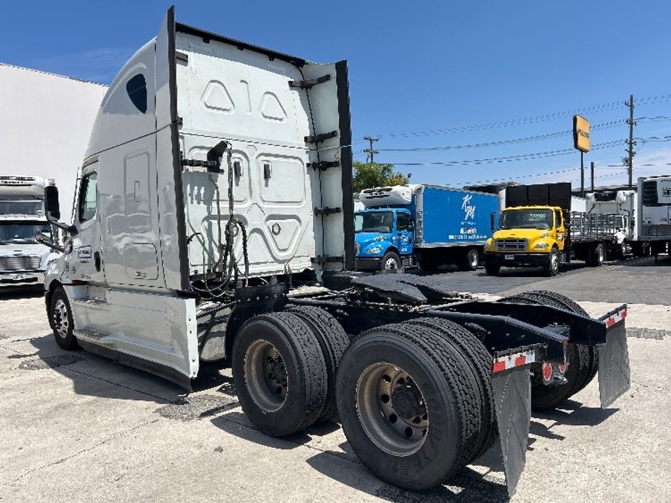 Sleeper Tractor-Heavy Duty Tractors-Freightliner-2021-T12664ST-Dallas-TX-452,282\n\t\tmiles-$ 75,750 - Image 5