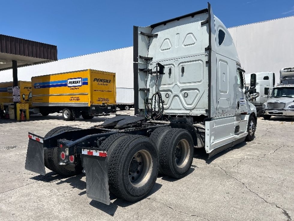 Sleeper Tractor-Heavy Duty Tractors-Freightliner-2021-T12664ST-Dallas-TX-452,282\n\t\tmiles-$ 75,750 - Image 7