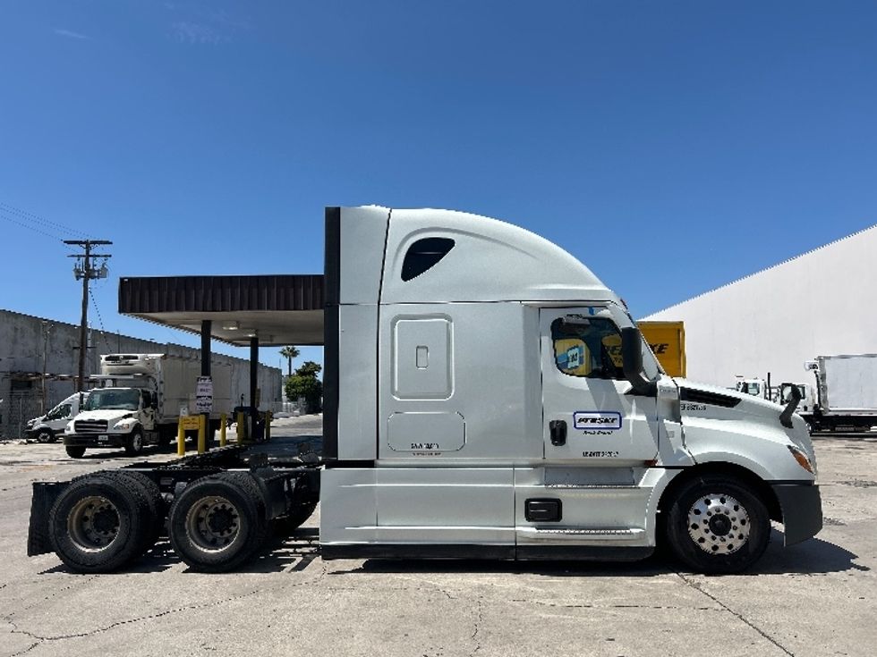 Sleeper Tractor-Heavy Duty Tractors-Freightliner-2021-T12664ST-Dallas-TX-452,282\n\t\tmiles-$ 75,750 - Image 8