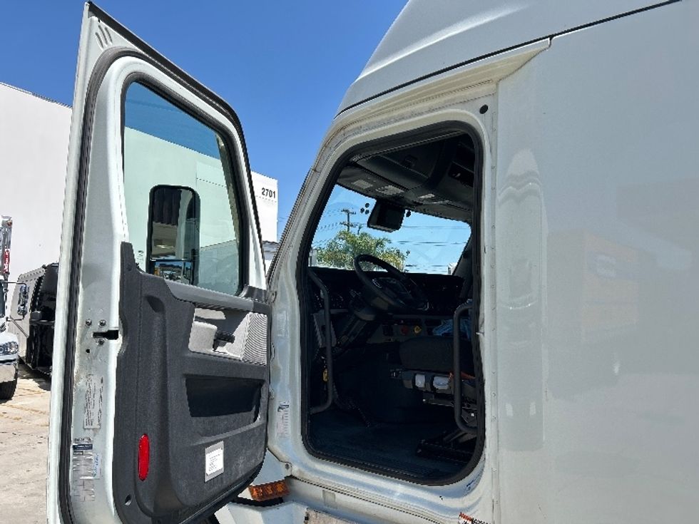 Sleeper Tractor-Heavy Duty Tractors-Freightliner-2021-T12664ST-Dallas-TX-452,282\n\t\tmiles-$ 75,750 - Image 9