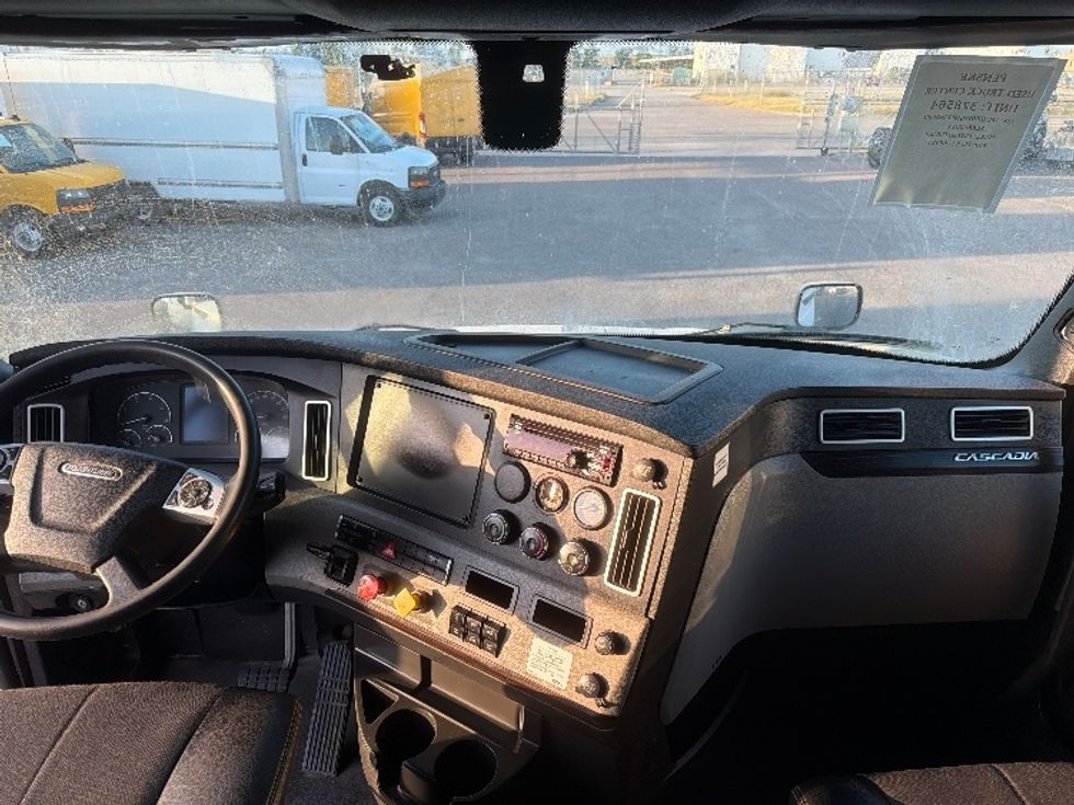 Sleeper Tractor-Heavy Duty Tractors-Freightliner-2021-T12664ST-Dallas-TX-476,223\n\t\tmiles-$ 71,500 - Image 12