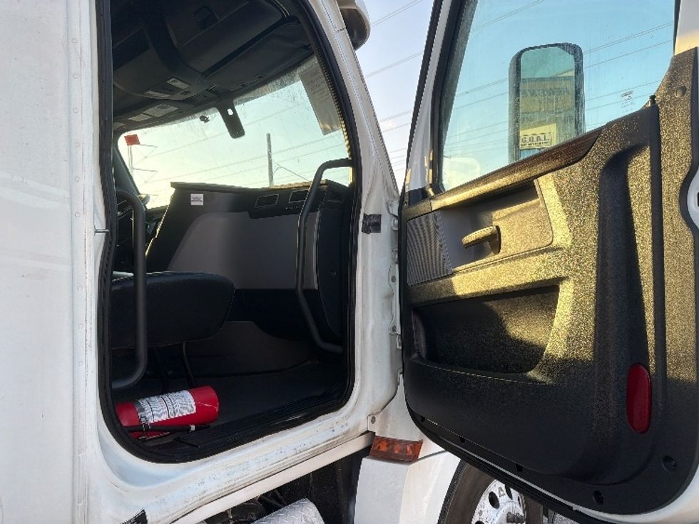 Sleeper Tractor-Heavy Duty Tractors-Freightliner-2021-T12664ST-Dallas-TX-476,223\n\t\tmiles-$ 71,500 - Image 13