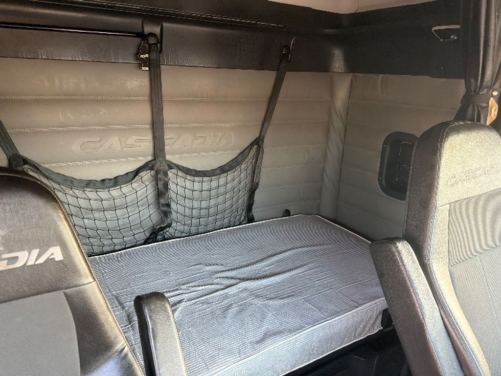 Sleeper Tractor-Heavy Duty Tractors-Freightliner-2021-T12664ST-Dallas-TX-476,223\n\t\tmiles-$ 71,500 - Image 16