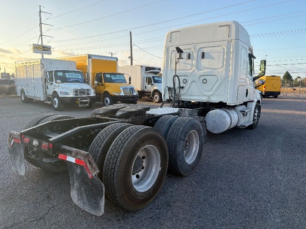 Sleeper Tractor-Heavy Duty Tractors-Freightliner-2021-T12664ST-Dallas-TX-476,223\n\t\tmiles-$ 71,500 - Image 7