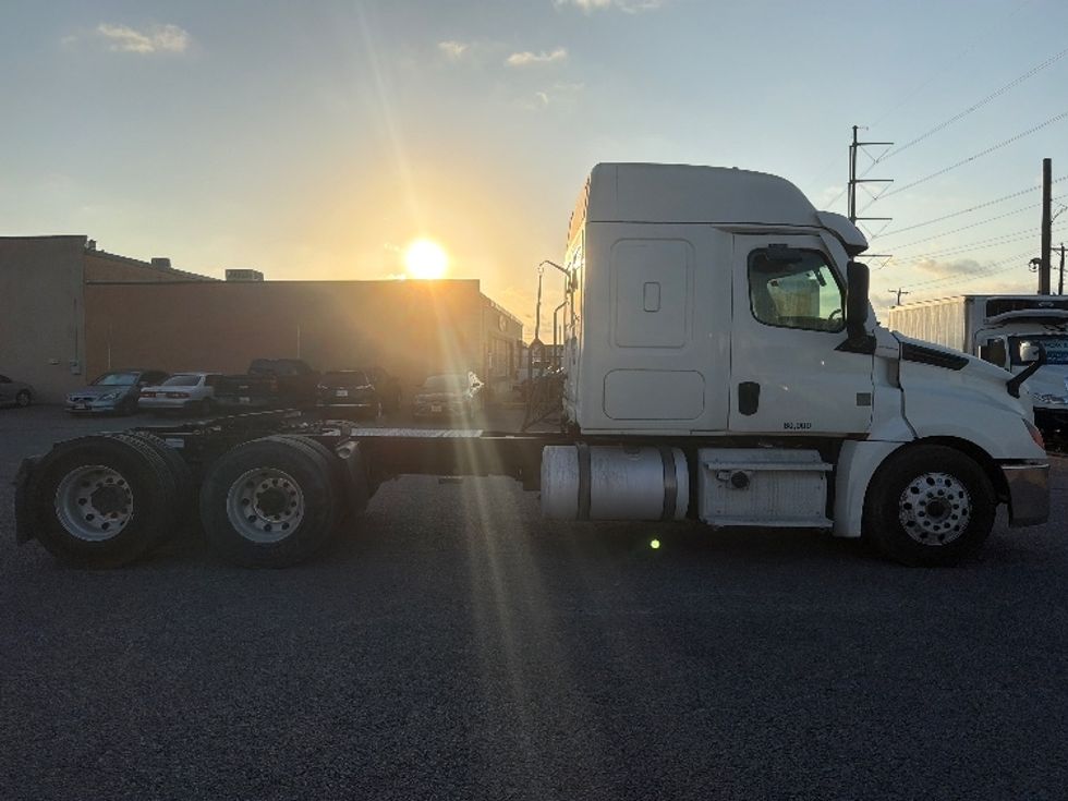 Sleeper Tractor-Heavy Duty Tractors-Freightliner-2021-T12664ST-Dallas-TX-476,223\n\t\tmiles-$ 71,500 - Image 8