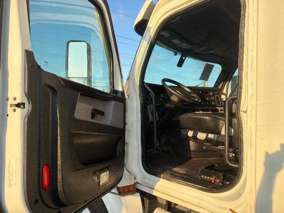 Sleeper Tractor-Heavy Duty Tractors-Freightliner-2021-T12664ST-Dallas-TX-476,223\n\t\tmiles-$ 71,500 - Image 9